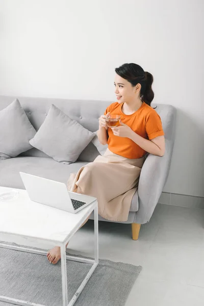 Frau Trinkt Kaffee Auf Sofa — Stockfoto