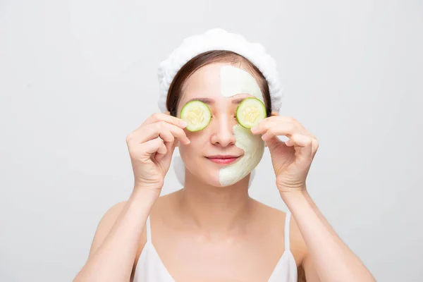 Mooie Jonge Aziatische Vrouw Met Klei Masker Houden Oranje Komkommer — Stockfoto