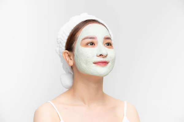 Aantrekkelijke Jonge Aziatische Vrouw Met Een Gezicht Klei Masker Tegen — Stockfoto