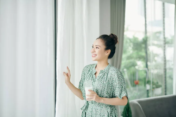 Retrato Matutino Una Joven Sonriente Bebiendo Leche Del Vaso Una — Foto de Stock