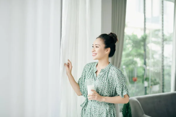 Retrato Matutino Una Joven Sonriente Bebiendo Leche Del Vaso Una — Foto de Stock