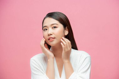 Genç ve güzel bir kadının güzel Asyalı yüzü doğal makyaj. Kapalı yüz, güzel portre kaplıcası ve mayo konsepti salonu.