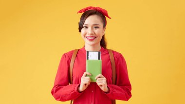 Güzel, genç, gülümseyen kız seyahat biletleri tutuyor. Dinlen, seyahat et, tur.