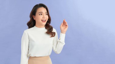 Şaşırmış, mutlu, güzel bir kadın heyecanla yana bakıyor..