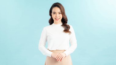 Çekici kızın portresi çapraz el ele tutuşmaya hazır kararları mavi arkaplan üzerinde izole edilmiş çözümlere karar verin