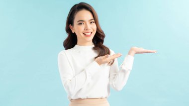 Stüdyo reklamlarında gülümseyen günlük kıyafetli hoş bir bayan.