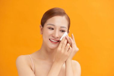 Pamuk yastıklı kadının yüzü soyulmuş, doğal cehennem gibi cildini tazelemiş.