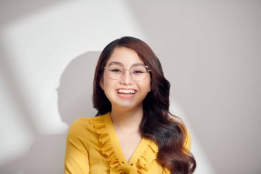  Güzel genç kadınlar gün ışığında kameraya bakıyorlar.