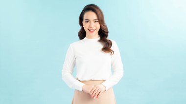 Çekici kızın portresi çapraz el ele tutuşmaya hazır kararları mavi arkaplan üzerinde izole edilmiş çözümlere karar verin