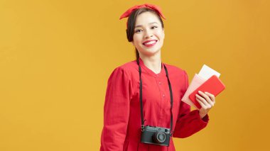 Pasaportu ve uçak bileti olan genç bir kadın.