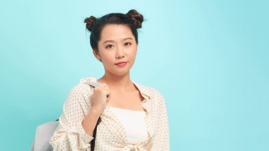 Sırt çantalı mutlu, tatlı, sarışın kız öğrenci. Güzel kadın turist. Okuma ya da seyahat