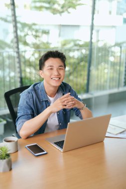 Adam otur ve sabah defter işini kullan.