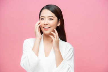 Genç ve güzel bir kadının güzel Asyalı yüzü doğal makyaj. Kapalı yüz, güzel portre kaplıcası ve mayo konsepti salonu.