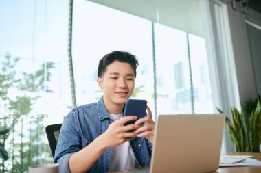 Mobil laptop ve belgelerle çalışan genç işadamı, iş konsepti