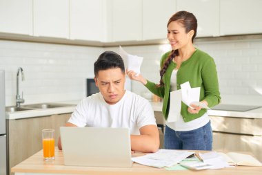 Çiftler bütçe giderleri konusunda tartışıyor.