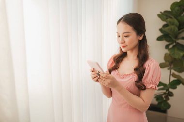 Akıllı telefonu olan kadın.