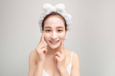 Spa rüyaları. Yüzünde kilden bir maske olan güzel, rahatlatıcı bir kadının portresi..