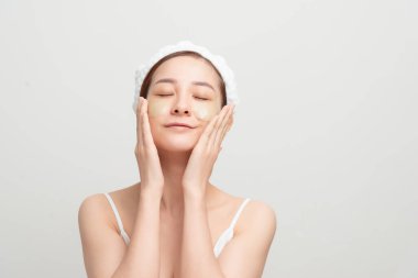 Göz bandı altında sağlıklı ve temiz bir cilde sahip güzel bir yüz modeli. Yaşlanma önleyici göz maskesi.. 