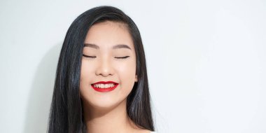 Çıplak omuzlu bir kadın ağzı açık güler.