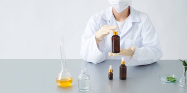 Bilim adamı, dermatolog kozmetik güzellik testi cilt bakımı ürünleri. Boş bir kutu doğal krem, laboratuvarda serum..