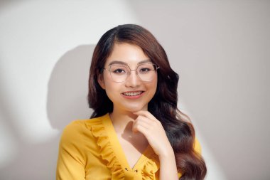 Evdeki kadın, yüzünde güneş ışığı.