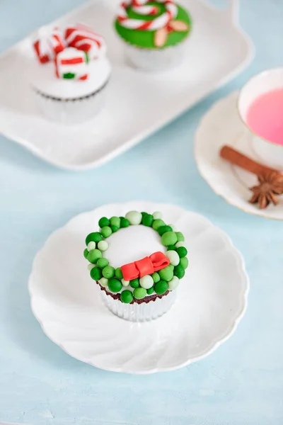 Cupcakes Natal Caseiros Com Elementos Tradicionais Símbolos Decorativos Verdes Vermelhos — Fotografia de Stock