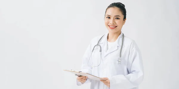 Smiling Perempuan Dokter Dengan Jas Lab Kantornya Memegang Clipboard Dengan — Stok Foto