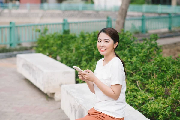 Retrato Jovem Asiática Mulher Feliz Relaxante Tempo — Fotografia de Stock