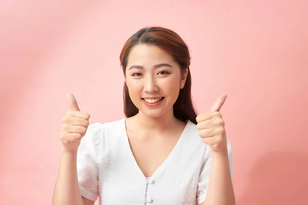 Ευτυχισμένη Νεαρή Γυναίκα Δίνει Αντίχειρες Ροζ Φόντο — Φωτογραφία Αρχείου