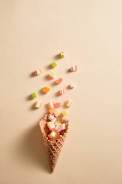 Dondurma külahı, renkli şekerlemelerle koninin içine konmuş..