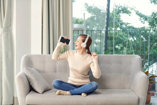Genießen Sie Lieblingsmusik Glückliche Junge Frau Mit Kopfhörer Smartphone Der — Stockfoto