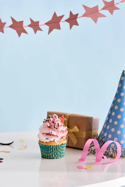 Sfondo Festa Compleanno Con Cupcake Cappello Festa Regalo — Foto Stock