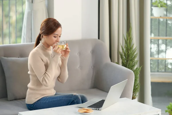 Enjoy Weekend Asian Girl Relaxing Drinking Coffee Using Laptop Sitting — Stock Photo, Image