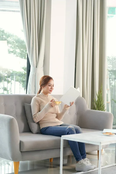 Junge Schöne Frau Mit Einer Tasse Tee Sitzt Hause Wohnzimmer — Stockfoto