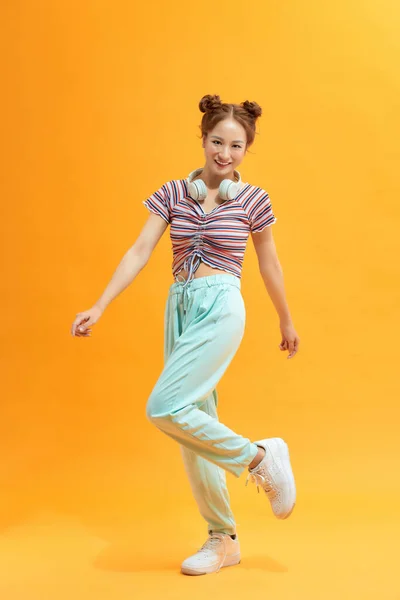 Sarı Arka Planda Izole Bir Şekilde Havaya Zıplayan Kız Portresi — Stok fotoğraf