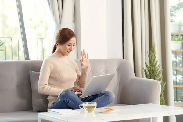 Frau Hause Mit Videoanruf Laptop Frontansicht Einer Frau Häuslichen Innenraum — Stockfoto