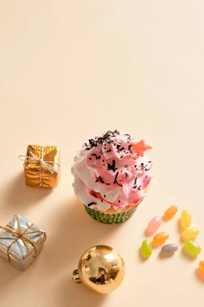 Biglietto Natale Cupcake Con Scatole Regalo Ornamento Caramelle Sfondo Giallo — Foto Stock