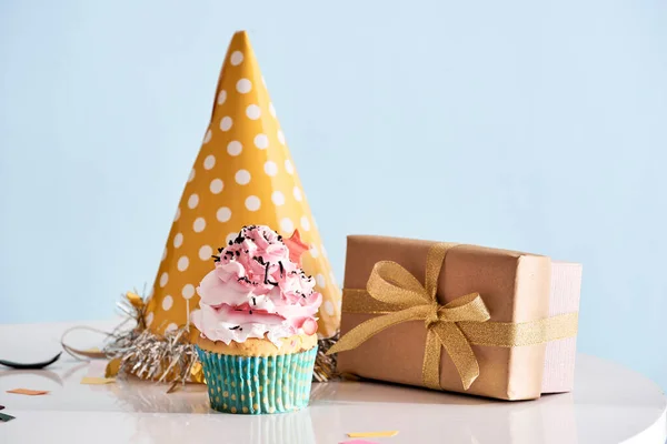 Verjaardagsfeestje Achtergrond Met Cupcake Feestmuts Aanwezig — Stockfoto