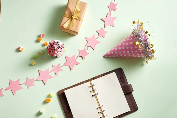 Cuaderno Vacío Con Cajas Regalo Una Magdalena Sombrero Con Caramelos — Foto de Stock