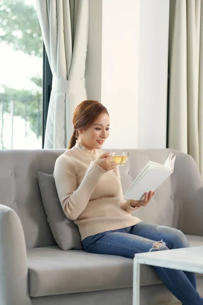 Schöne Asiatische Dame Setzt Sich Auf Das Sofa Trinkt Tee — Stockfoto