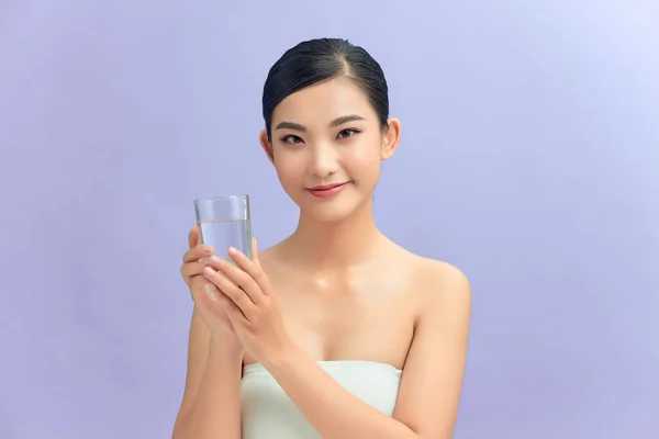 Junge Schöne Frau Trinkt Wasser Aus Glas Isoliert Auf Weißem — Stockfoto