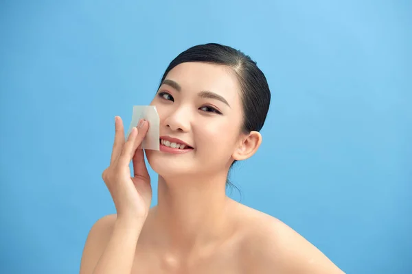 Beautiful Attractive Asian Woman Using Facial Oil Clean Film Removal — Stok Foto