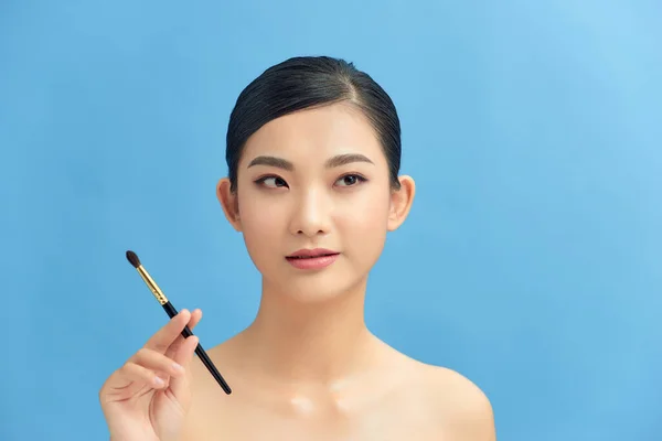 Hermoso Profesional Maquillaje Artista Usando Cepillo Colorete —  Fotos de Stock