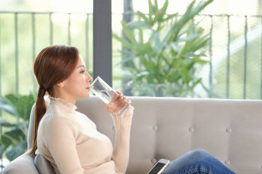 Sağlıklı sıvı. Bardaktan Temiz Su İçen Asyalı Kız, Boş Alan