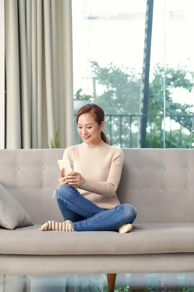 Junge Asiatische Frau Mit Einem Smartphone Zimmer — Stockfoto