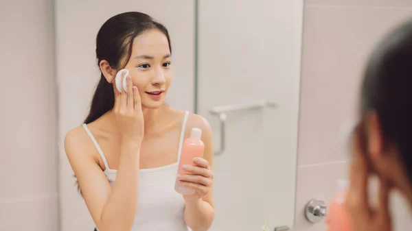 Mujer Limpiándose Cara Con Algodón Baño — Foto de Stock