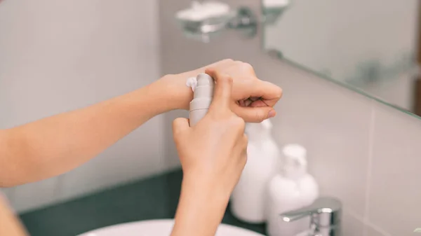 Belle Jeune Femme Après Bain Avec Crème Sur Fond Flou — Photo