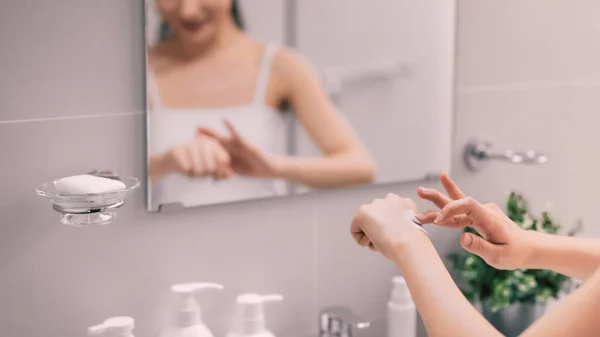 Female Taking Care Her Skin Using Moisturizing Nourishing Hand Cream — Stock Photo, Image