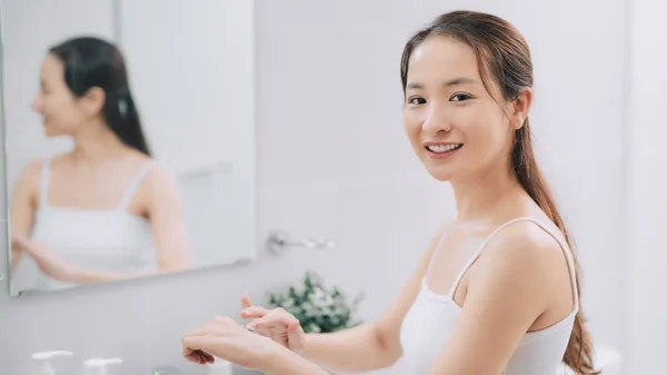 Mujer Joven Toalla Después Ducha Con Crema Corporal Cuidado Piel — Foto de Stock