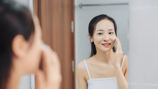 Mulher Compensa Uma Espuma Pele Cara Manhã — Fotografia de Stock